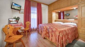 Room with double bed and TV