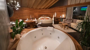 Jacuzzi in suite