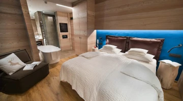 Double bedroom with bathtub