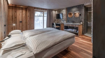 Double room with TV and desk