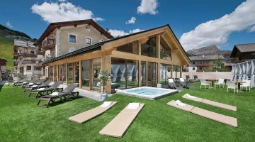 Outdoor wellness area with solarium and jacuzzi