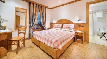 Double bedroom with bathroom
