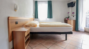 Double room with balcony and window