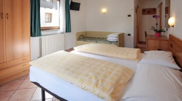 Triple room with window