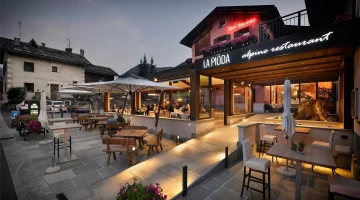 Hotel entrance with restaurant