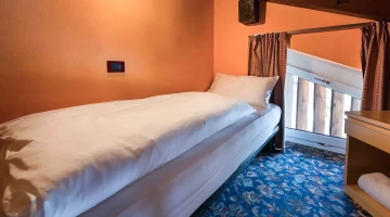 Third bed on mezzanine