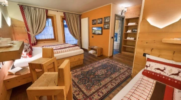 Three-bed room with private bathroom