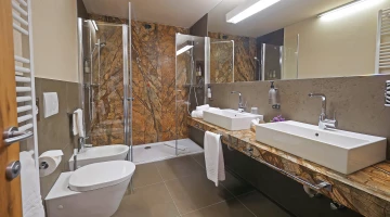 Services with double sink in Suite