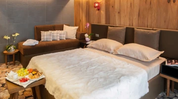 Double bed and sofa in Suite