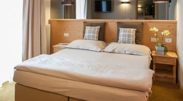 Double bed in Suite