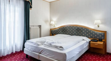 Double room with telephone