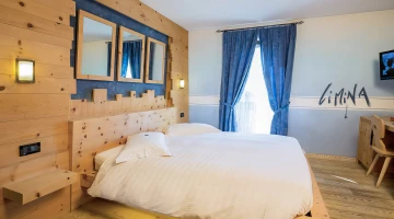 Double room furnished with natural wood
