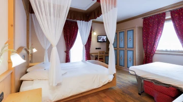 Junior Suite with canopy bed