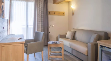 Living room with sofa in Junior Suite