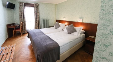 Double room with TV and desk
