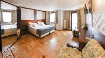 Double bedroom with sofas