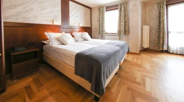 Room with double bed and telephone