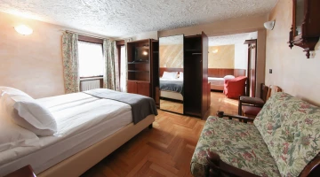 Room with communicating rooms