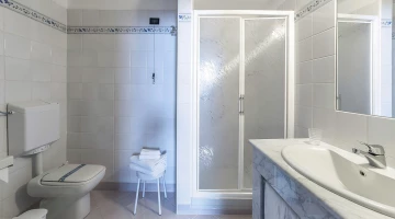Bagno con box doccia 