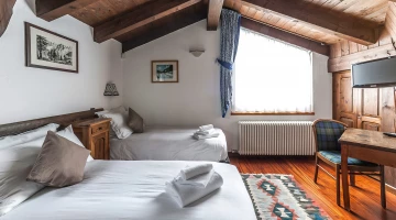 Camera doppia con travi a vista