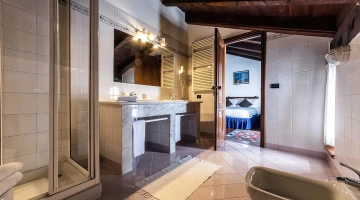 Bagno con doppio lavabo e box doccia