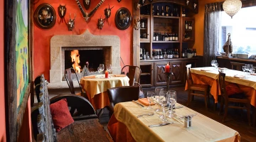 Restaurantraum mit Kamin