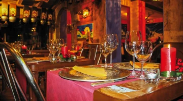 Gedeckter Tisch im Restaurantsaal
