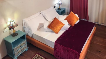 Zimmer mit Doppelbett und Parkett