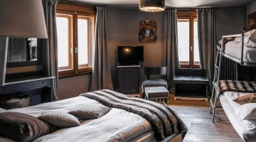 Family room with 4 beds