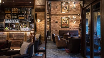 Dettaglio arredi del bar con tavolini