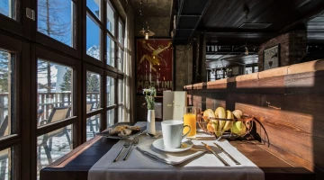 Tavolo apparecchiato per la colazione