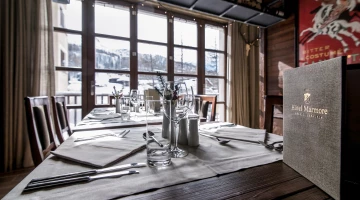 Tavolo apparecchiato al ristorante