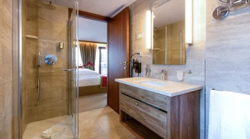 Bagno di una camera con box doccia