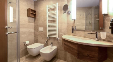 Bagno con box doccia e phon