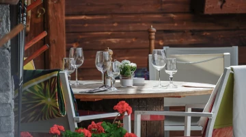 Tavolo apparecchiato in terrazza