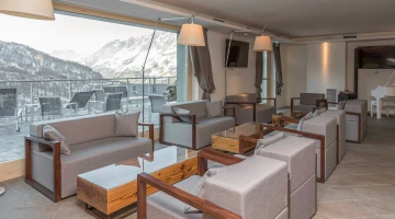 Tische und Sofas der Panoramabar