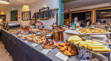 Frühstücksbuffet mit süßen und herzhaften Produkten