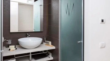 Badezimmer mit Duschkabine