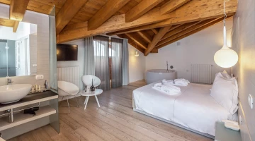 Zimmer mit Bad und freiliegenden Balken