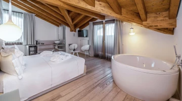 Detail der Einrichtung im Zimmer mit Badewanne