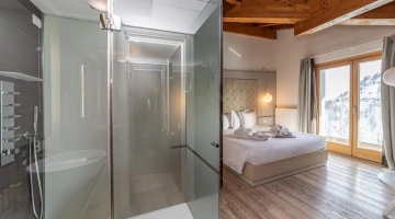 Kristallduschkabine im Schlafzimmer