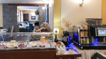 Des produits sucrés et salés au buffet du petit-déjeuner