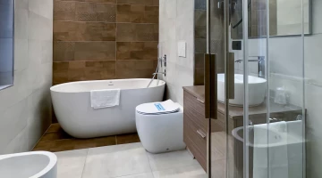Salle de bain avec baignoire