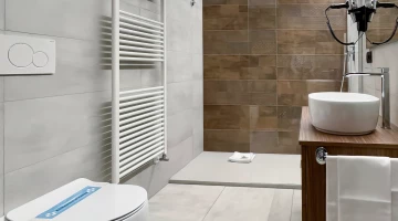 Salle de bain d&#39;une chambre avec sèche-cheveux