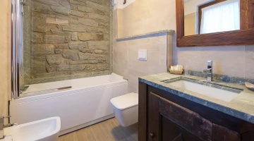 Salle de bain d&#39;une chambre avec baignoire