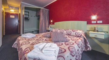 Triple room with walk-in closet