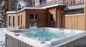Beheizter Whirlpool auf der Terrasse