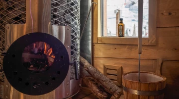 Holzkamin in der Sauna