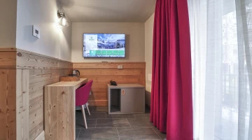 Chambre avec TV et bureau