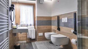 Salle de bain privée avec sèche-cheveux mural